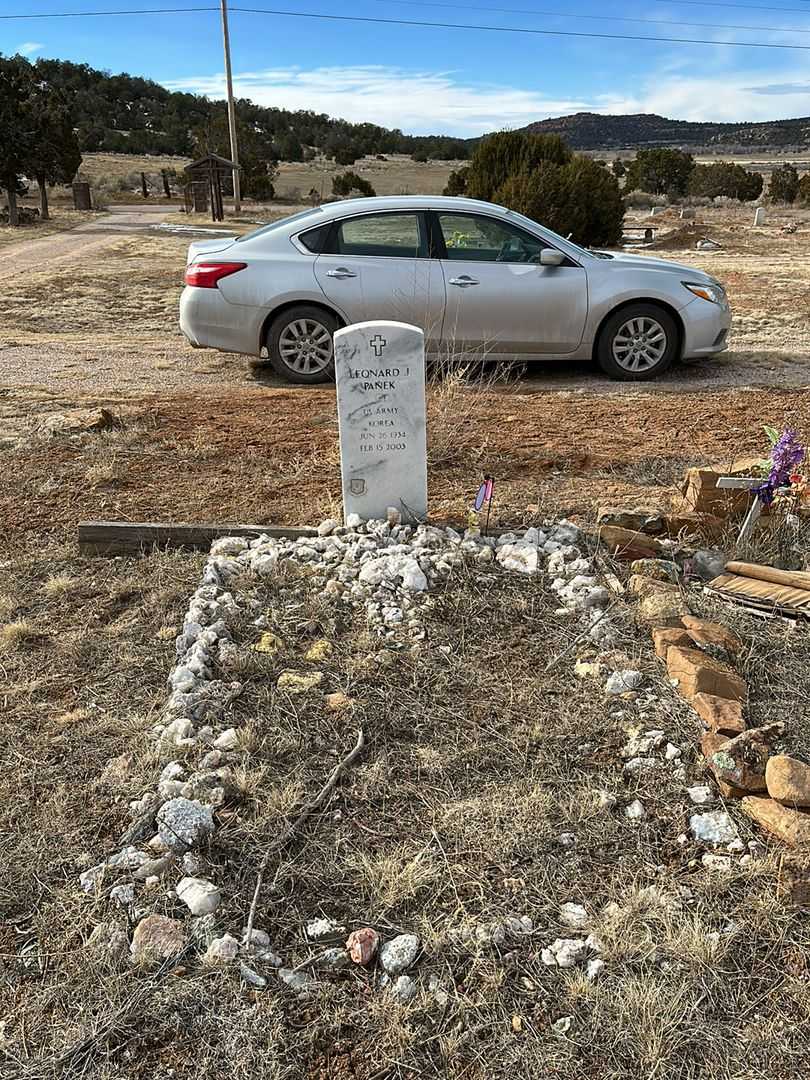 Leonard John Panek's grave. Photo 2