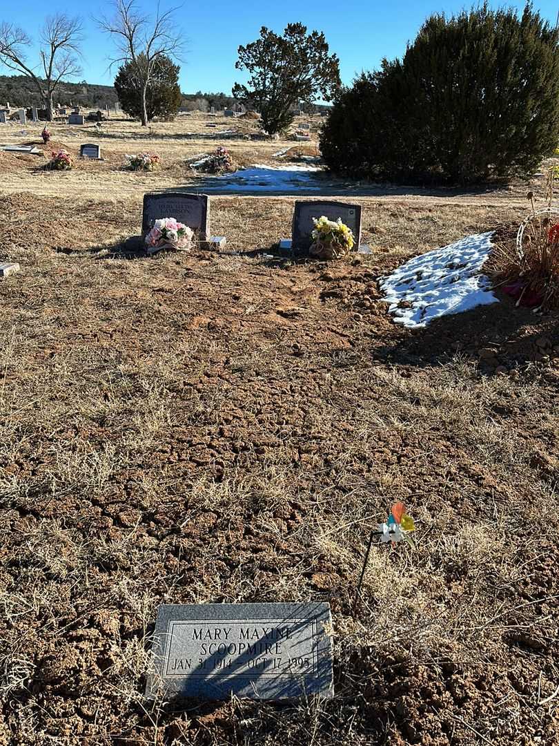 Mary Maxine Scoopmire's grave. Photo 2