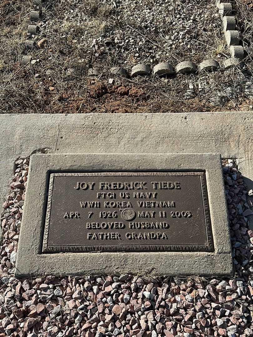 Joy Fredrick Tiede's grave. Photo 1
