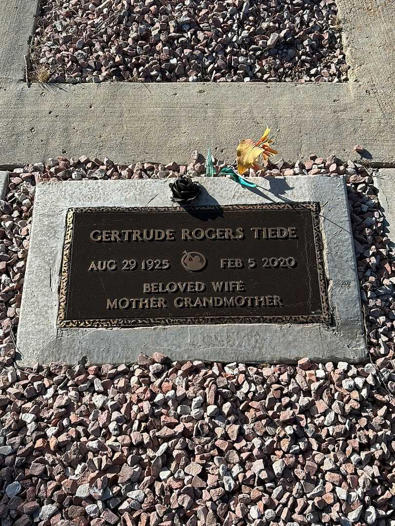 Gertrude Rogers Tiede's grave. Photo 1
