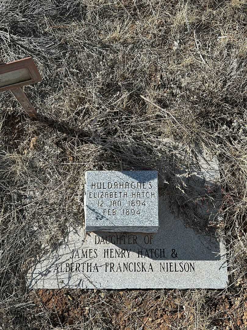Huldah Agnes Elizabeth Hatch's grave. Photo 1